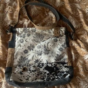 Myra medium sz cross body